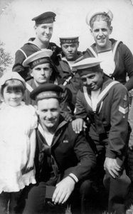 Zeelieden uit zes verschillende landen tijdens de kroningsparade, Southsea, Hampshire door Unbekannt