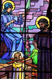 Saint-Joseph de Chedde kerk. Heilige familie glas-in-loodraam door Raphael Lardeur, Chedde, Frankrijk door Unbekannt