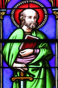 Saint-Pere kerk. Glas-in-lood raam. Paulus de Apostel