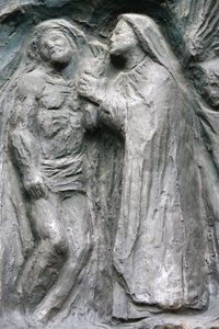 Kerk Saint-Pierre de Montmartre: Notre Dame deurbeeldhouwwerk: Jezus wordt van het kruis gehaald, Parijs, Frankrijk door Unbekannt