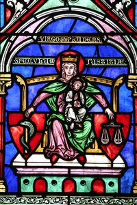 Saint Fargeau kerk. Glas-in-lood raam. Maagd Maria en het kind Jezus door Unbekannt