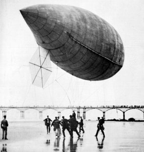 Santos-Dumonts luchtschip vertrekt uit Trouville, Frankrijk, 1905