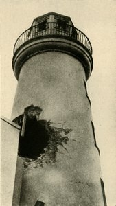 Vuurtoren van Scarborough geraakt door een Duitse bom, Eerste Wereldoorlog, december 1914, c1920
