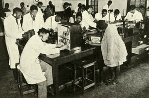 Scènes in een Inheems College - Studenten in het natuurkundelaboratorium, ca. 1948