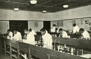 Scènes in een inheems college - Studenten bacteriologie aan het Fort Hare Native College in Alice