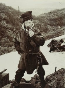 Zweden. Pijp rokende Same met typische hoofddeksel. Circa 1900 door Unbekannt