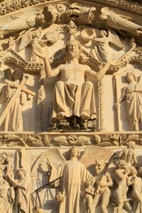 Beeld van Christus zittend op een troon. Het Laatste Oordeel. Tympaan van het westelijke centrale portaal. door Unbekannt
