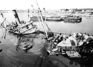 Gezonken schip in de haven van Marseille, Frankrijk, c1945-1949