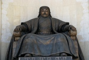 Zittend standbeeld van Dzjengis Khan bij het parlementsgebouw in Ulaanbaatar door Unbekannt