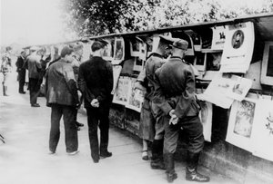 Tweedehands boeken- en prentenstalletjes aan de oever van de Seine, door Duitsland bezet Parijs, 1940 door Unbekannt