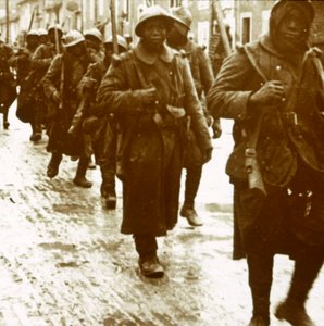 Senegalese soldaten na aanval, ca. 1914-1918 door Unbekannt