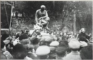 Sergei Yesenin bij de inwijding van het Koltsov Razin monument, 1918 door Unbekannt