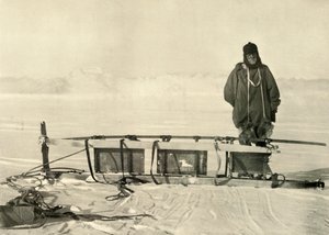 Shackleton staand bij de gebroken zuidelijke slee, ca. 1908, 1909