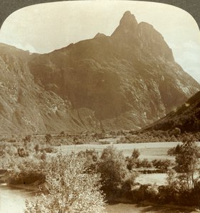 Scherpe pieken van Romdalshorn bekronen de bergwand boven de Rauma-rivier, Noorwegen, ca. 1905 door Unbekannt