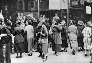 Winkelend publiek in Kensington High Street, Londen, 1926-1927 door Unbekannt
