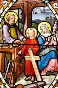 Heiligdom van Onze-Lieve-Vrouw van La Salette Glas-in-loodraam Jezus in de werkplaats van zijn vader, La Salette, Frankrijk