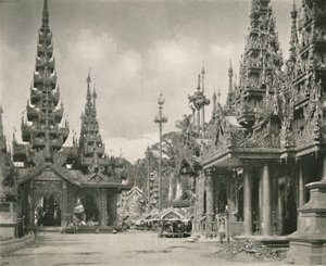 Heiligdom van de Grote Bel bij de Shwe Dagon Pagoda, Rangoon, 1900 door Unbekannt
