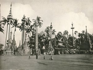 Heiligdommen bij de Shwe Dagon Pagode, Rangoon, 1900 door Unbekannt