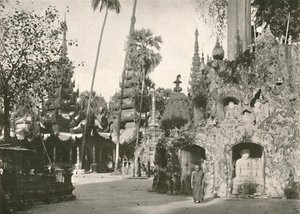 Heiligdommen bij de Shwe Dagon Pagoda, Rangoon, 1900 door Unbekannt