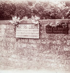 Bord ter nagedachtenis aan burgers die door de Duitsers werden neergeschoten, Dinant, België, ca. 1914-ca. 1918 door Unbekannt