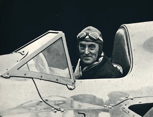 Sir Malcolm Campbell aan het stuur van Bluebird