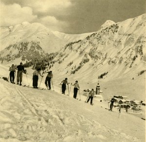 Skiles, Arlberg, Oostenrijk, c1935 door Unbekannt