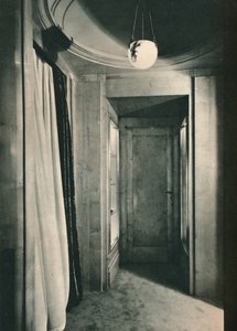 Kleine vestibule met kasten in wit esdoornhout, c1925