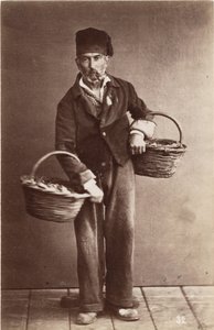 Kleine beroepen: portret van een visverkoper, manden vol vis. 19e eeuw