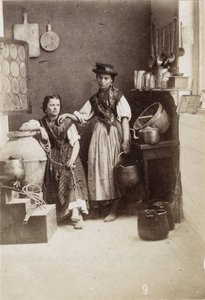 Kleine beroepen: portret van twee vrouwen die water dragen in een keuken. 19e eeuw door Unbekannt