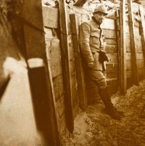 Soldaat in de loopgraven, c1914-c1918