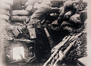 Soldaat in loopgraven, ca. 1914-ca. 1918