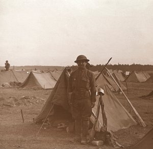 Soldaat bij tent, Amerikaans kamp, Melette, Frankrijk door Unbekannt