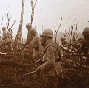 Soldaten die oprukken, ca. 1914-1918 door Unbekannt