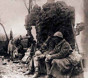 Soldaten tussen ruïnes, ca. 1914-1918 door Unbekannt