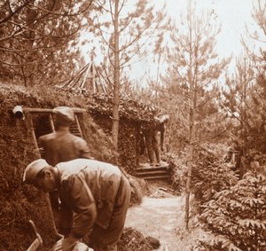 Soldaten in met aarde bedekte schuilplaatsen, Genicourt, Noord-Frankrijk, c1914-c1918 door Unbekannt