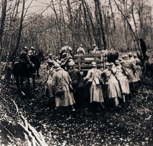 Soldaten in het bos, ca. 1914-1918 door Unbekannt