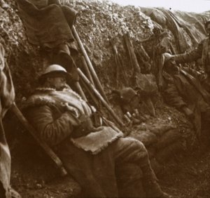 Soldaten rusten in loopgraven, c1914-c1918 door Unbekannt