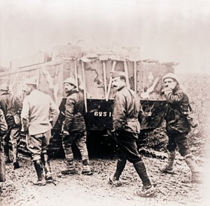 Soldaten lopen achter tank door Unbekannt