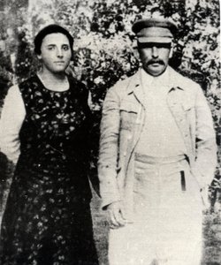Sovjetleider Josef Stalin met zijn tweede vrouw Nadezhda Alliluyeva, eind jaren 1920 door Unbekannt