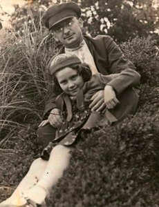 Sovjetpoliticus Lavrentiy Beria met Josef Stalins dochter Svetlana Alliluyeva, USSR door Unbekannt