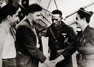 Spaanse Burgeroorlog (1936-1939): Ilia Grigorievich Ehrenburg (1891-1967), Russische schrijver, bij zijn aankomst op de luchthaven van Barcelona, als Sovjetcorrespondent van de Burgeroorlog