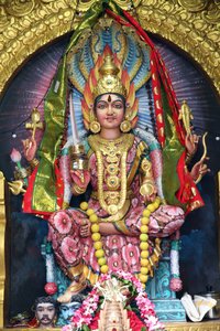 Sri Veeramakaliamman hindoeïstische tempel. Sri Mariamman (Maariamma, Mari of Amman), de Zuid-Indiase hindoeïstische godin van de regen, 20160818, Singapore, Singapore door Unbekannt
