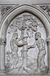 Sint-Martinus katholieke kerk, Villers-sur-Mer, Frankrijk. Reliëf. Adam en Eva
