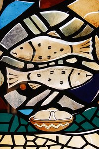 Glas-in-lood: christelijke symbolen: de vis, symbool van vroege christenen, Togoville, Togo door Unbekannt