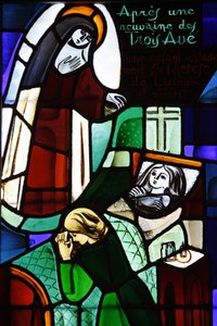 Glas-in-loodraam met Sainte Thérèse de Lisieux die een ziek kind geneest in Notre-Dame-de-la-Trinité kerk, Blois, Frankrijk