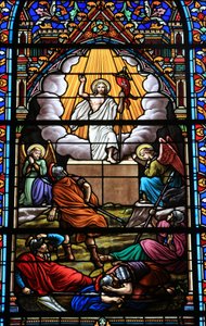 Glas-in-lood raam. De opstanding van Christus, Douarnenez, Frankrijk