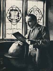 Stanley Baldwin in de galerij in Chequers, ca. 1925