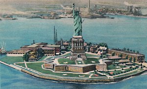 Vrijheidsbeeld op Bedloes Island in de haven van New York. New York City, ca. 1940s