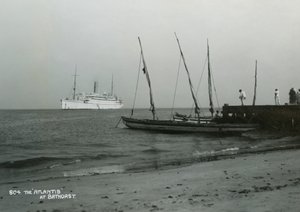 Stoomschip Atlantis bij Bathurst, Gambia, 20e eeuw door Unbekannt