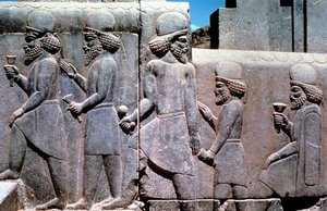 Stenen reliëf dat onderwerpen toont die eerbetoon brengen, Zuid-Iran, 6e-5e eeuw v.Chr.
